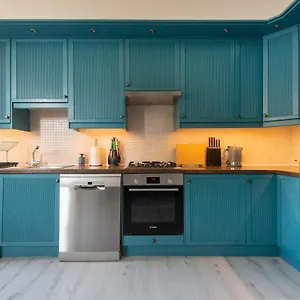 2br Modern 5mins To Train Station Apartment